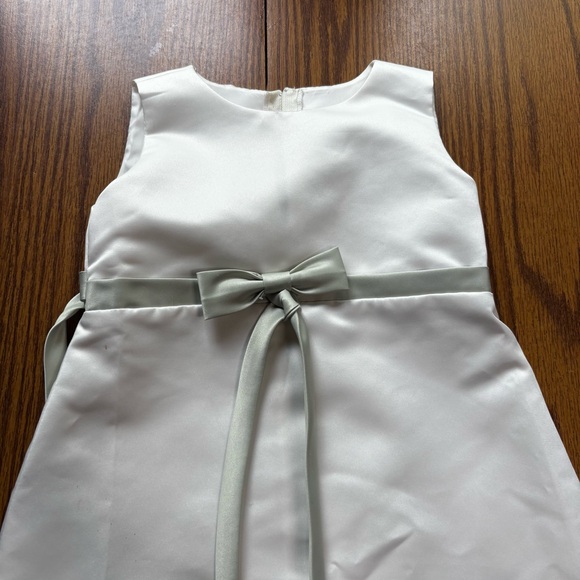 ❄️DONATING SOON! Swea Pea and lily Charming White Kids Dress with Gray Bow Sz 6 - Picture 2 of 10